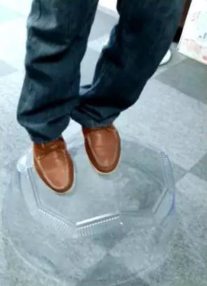 客戶在我司展廳做光導照明采光罩承重體驗 客戶在我司展廳做光導照明采光罩承重體驗