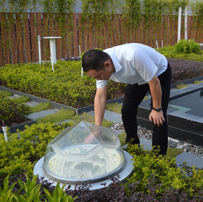 好奇的客戶在體驗這“顆”鉆石型的導光管采光系統(tǒng) 好奇的客戶在體驗這“顆”鉆石型的導光管采光系統(tǒng)